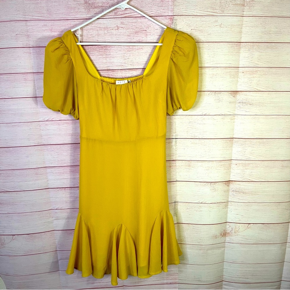 ASTR The Label Yellow Flared Dressed Size Medium